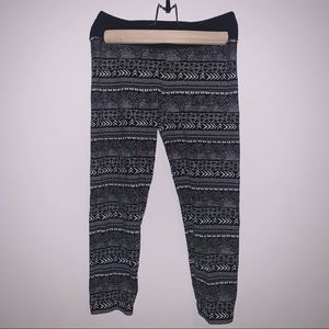 Black & White Tribal Pattern Capri Leggings